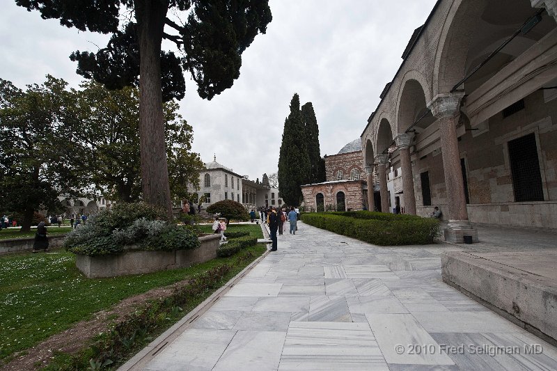 20100402_155710 D3.jpg - Topkapi Palace attracts large crowds for viewing its precious displays